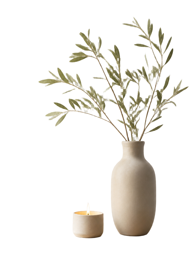 Vaso com ramos naturais e uma vela acesa